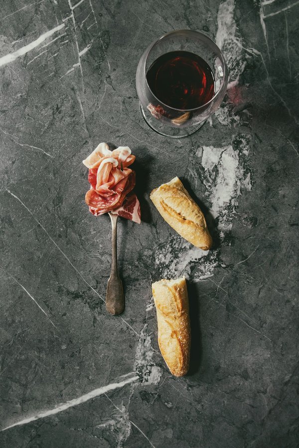 Comment assortir des bijoux ethniques avec des tenues de bureau sans en faire trop?