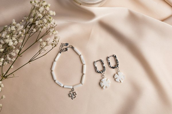 Comment intégrer des bijoux en or rose dans une tenue de soirée?